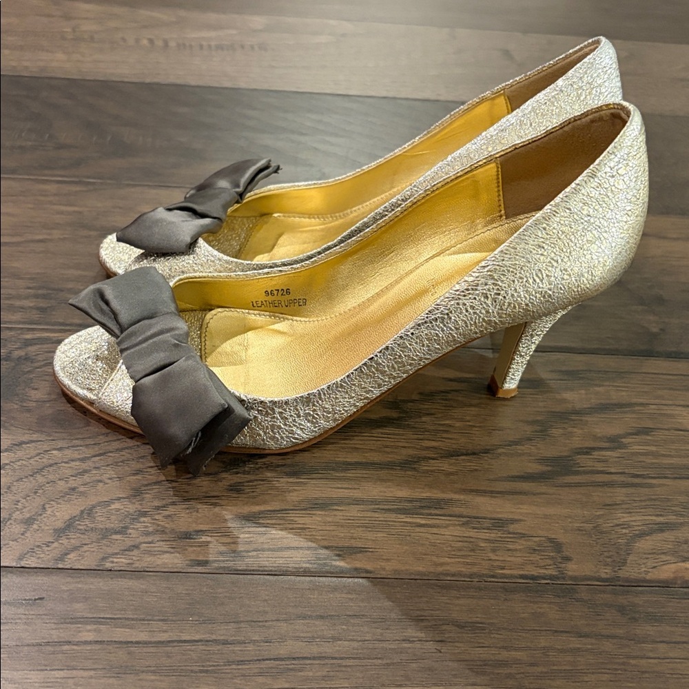 JCrew Collection Platinum Metallic Peep Toe Pumps with Dark Gray Satin Bow Sz 7 - Picture 5 of 10